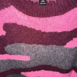 Aqua 100% Cashmere sweater in pink camo size M